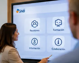 Usuaria manejando el menú de una pantalla interactiva ya configurada.